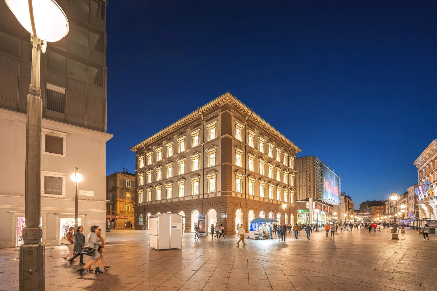 Izudin Jasarevic – Pflege mit Menschlichkeit – Ein beleuchtetes Gebäude im klassischen Stil bei Nacht unter einem klaren, tiefblauen Himmel.