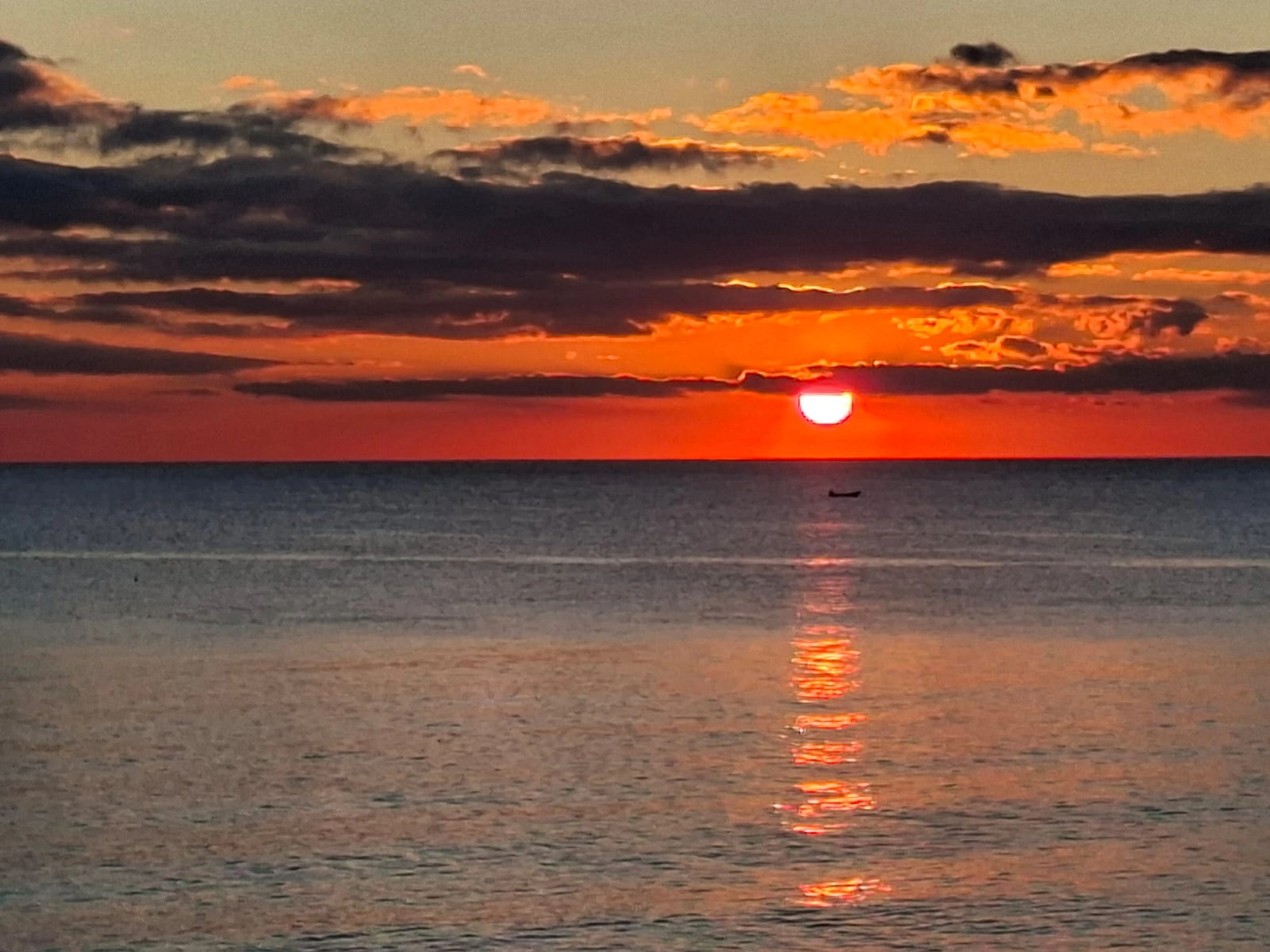 Izudin Jasarevic – Pflege mit Menschlichkeit – Blick auf den roten Sonnenuntergang auf dem Meer